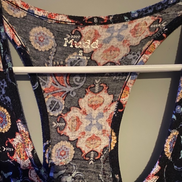 Patterned crop top. - Picture 3 of 3